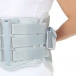 Ο νάρθηκας οσφύος DR-B017 έχει σχεδιαστεί για να προσφέρει μέγιστη σταθεροποίηση και αποσυμπίεση της οσφυϊκής μοίρας της σπονδυλικής στήλης (ΟΜΣΣ). Χάρη στο σύστημα αεροθαλάμων, μειώνει την πίεση στη σπονδυλική στήλη και συμβάλλει στην αποκατάσταση του ασθενή.
Κατασκευάζεται από μη ελαστικό, αντιαλλεργικό και αεριζόμενο υλικό, που εξασφαλίζει σωστή ακινητοποίηση και άνεση. Το πλαστικό πρόσθιο και οπίσθιο πάνελ παρέχει πλήρη σταθεροποίηση, ενώ οι ρυθμιζόμενοι ιμάντες σύσφιξης στην περιοχή της μέσης επιτρέπουν εξατομικευμένη εφαρμογή. Το προσθαφαιρούμενο back panel με αεροθαλάμους ενισχύει την αποσυμπίεση, ενώ το πουάρ αέρα με ειδική ασφάλεια διευκολύνει την εισαγωγή και εξαγωγή του αέρα. Η ειδική θήκη για το πουάρ καθιστά τη χρήση εύκολη και πρακτική.

Τεχνικά Χαρακτηριστικά

Νάρθηκας με σύστημα αεροθαλάμων για αποσυμπίεση και σταθεροποίηση

Κατασκευή από αντιαλλεργικό, αεριζόμενο και μη ελαστικό υλικό

Πλαστικό πρόσθιο και οπίσθιο πάνελ για πλήρη ακινητοποίηση της ΟΜΣΣ

Ρυθμιζόμενοι ιμάντες σύσφιξης για εξατομικευμένη εφαρμογή

Προσθαφαιρούμενο back panel με αεροθαλάμους

Πουάρ εισαγωγής αέρα με ειδική ασφάλεια εξαγωγής

Ειδική θήκη για το πουάρ

Χρώμα: Γκρι

Ύψος πρόσθιο: 28 εκ.

Ύψος οπίσθιο: 33 εκ.

Διαθέσιμα μεγέθη: S, M, L, XL, XXL, XXXL

Περιφέρεια οσφύος (σε εκ.):

S: 72–81

M: 81–89

L: 89–97

XL: 97–105

XXL: 105–113

XXXL: 113–121

Χρήσιμες Πληροφορίες
Ο νάρθηκας DR-B017 είναι κατάλληλος για σοβαρές παθήσεις και μετεγχειρητικές αγωγές, προσφέροντας αυξημένη σταθεροποίηση και αποσυμπίεση. Χρησιμοποιείται για κατάγματα, κήλη μεσοσπονδύλιου δίσκου, καθώς και μετά από χειρουργικές επεμβάσεις όπως πεταλεκτομές, δισκεκτομές και σπονδυλοδεσία δύο επιπέδων.

Ενδείξεις:
Συντηρητική αγωγή σε:

Σταθερά κατάγματα ΟΜΣΣ

Κήλη μεσοσπονδύλιου δίσκου ΟΜΣΣ

Μετεγχειρητική αγωγή σε:

Πεταλεκτομές στην ΟΜΣΣ

Δισκεκτομές στην ΟΜΣΣ

Σπονδυλοδεσία στην ΟΜΣΣ (2 επιπέδων)